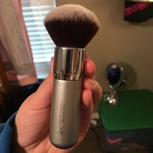 It cosmetics bronzing brush
